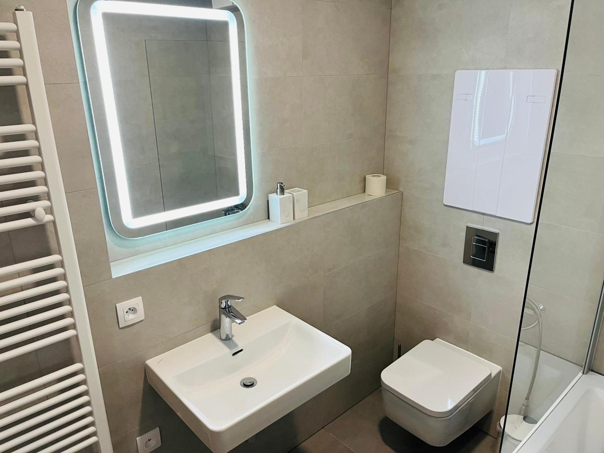Apartman Sitka Apartment เตร็นชีน ภายนอก รูปภาพ